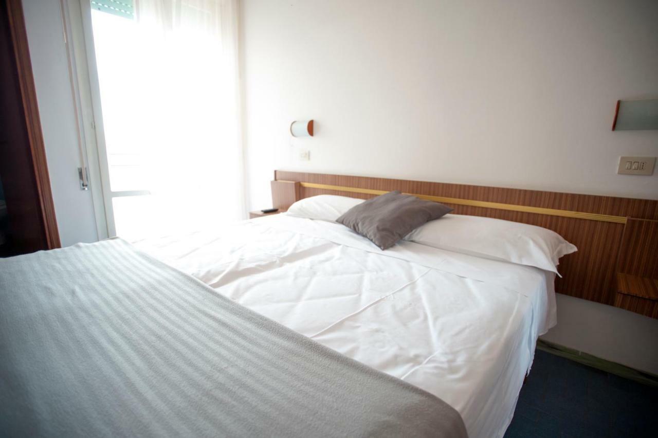Hotel Sara*** Cesenatico Kültér fotó