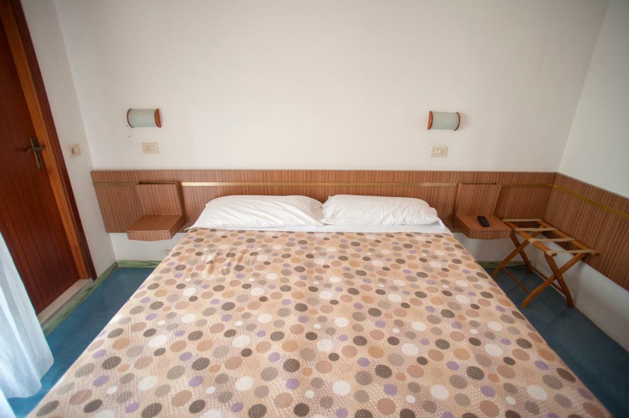Hotel Sara*** Cesenatico Kültér fotó